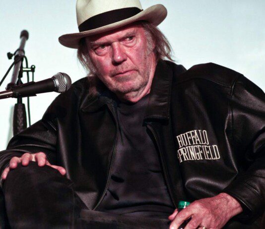 Joe Rogan ha fatto incazzare sul serio Neil Young