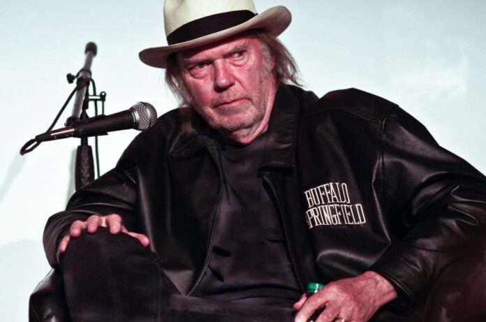 Joe Rogan ha fatto incazzare sul serio Neil Young
