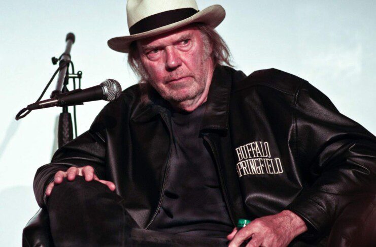 Joe Rogan ha fatto incazzare sul serio Neil Young